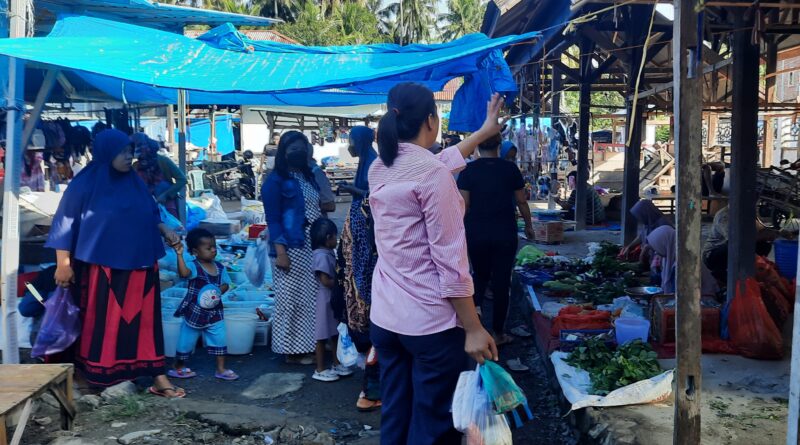 Foto penjual dan pembeli di pasar tradisional Pajalele. Foto Anditas/detaknews.id